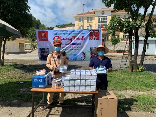 Hòa Bình: Cảnh sát giao thông phát 5000 khẩu trang miễn phí cho người tham gia giao thông